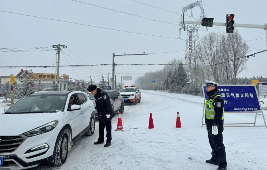 冬季首轮大范围降雪 宁夏交警全力