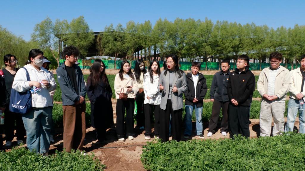 宁大学子走进科技小院看科技兴农-