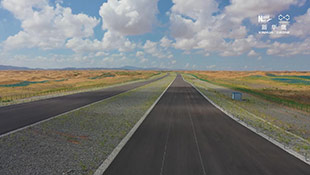 航拍横贯沙漠腹地的乌玛高速