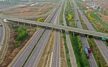 寧夏重點建設項目海平高速開始路面工程施工